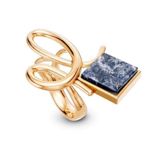 O Anel Esboço com Sodalita em Banho de Ouro 18K traduz a união entre linhas e formas, em um desenho limpo e simbólico. A pedra quadrada de Sodalita, que se equilibra de forma leve no traço orgânico da peça, simboliza clareza e intuição. O equilíbrio entre a forma geométrica da pedra e o traço orgânico do aro confere à peça um charme contemporâneo, perfeito para destacar sua mão com sofisticação.