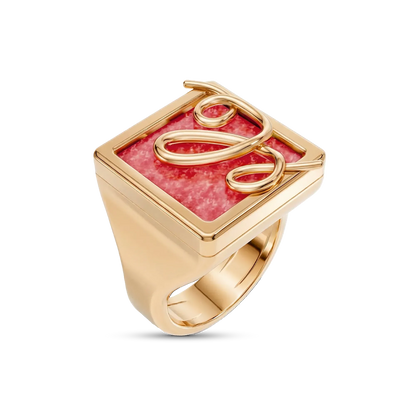 O Anel Forma com Feldspato Vermelho em Banho de Ouro 18K é um anel de mindinho moderno, destacando a pedra com um arrojado metal sobreposto. O Feldspato Vermelho simboliza energia e impulso, tornando-o ideal para quem busca vitalidade e força de vontade. Com seu design contemporâneo de linhas em metal sobre a pedra, esta joia é perfeita para expressar elegância e personalidade no seu dia a dia.