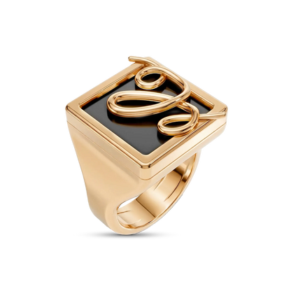 O Anel Forma com Obsidiana Negra em Banho de Ouro 18K é um anel de mindinho moderno, destacando a pedra com um arrojado metal sobreposto. A Obsidiana Negra simboliza força e proteção, tornando-o ideal para quem busca segurança e bloquear energias negativas. Com seu design contemporâneo de linhas em metal sobre a pedra, esta joia é perfeita para expressar elegância e personalidade no seu dia a dia.