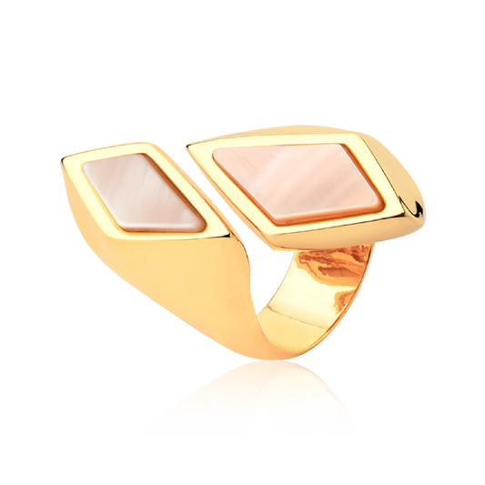 O Anel Jasmim com Madrepérola tem um belo Banho de Ouro 18K. Inspirado na flor Jasmim, o anel une a estética geométrica e moderna. O brilho iridescente e suave da Madrepérola é lindamente emoldurado pelo luxo do Ouro 18K, realçando o design único e a elegância atemporal da peça.