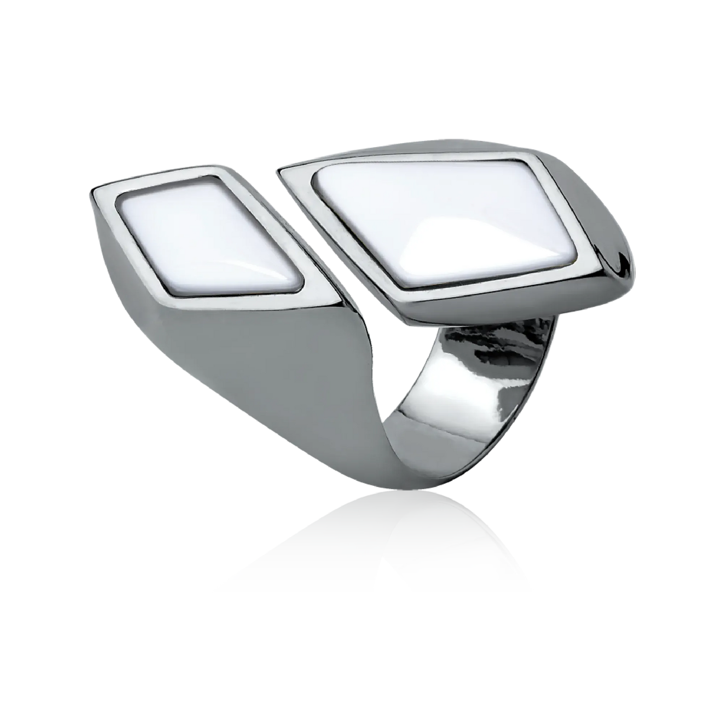 O Anel Jasmim com Porcelana Branca tem um belo Banho de Ouro 18K. Inspirado na flor Jasmim, o anel une a estética geométrica e moderna. A cor branca clássica é lindamente emoldurada pelo luxo do Ouro 18K, realçando a elegância e o alto padrão da peça.