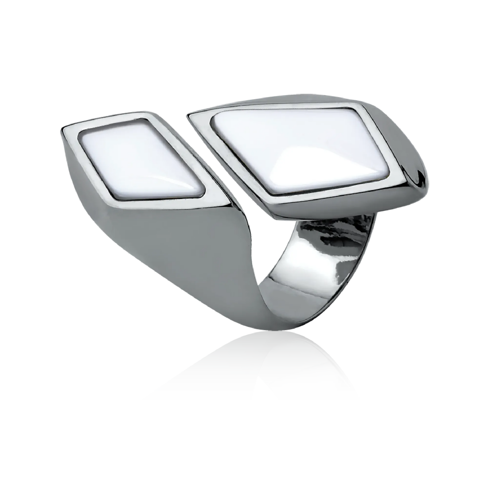 O Anel Jasmim com Porcelana Branca tem um belo Banho de Ouro 18K. Inspirado na flor Jasmim, o anel une a estética geométrica e moderna. A cor branca clássica é lindamente emoldurada pelo luxo do Ouro 18K, realçando a elegância e o alto padrão da peça.