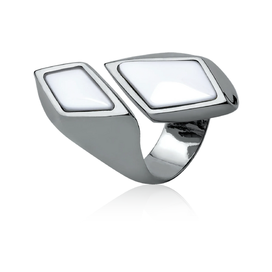 O Anel Jasmim com Porcelana Branca tem um belo Banho de Ouro 18K. Inspirado na flor Jasmim, o anel une a estética geométrica e moderna. A cor branca clássica é lindamente emoldurada pelo luxo do Ouro 18K, realçando a elegância e o alto padrão da peça.