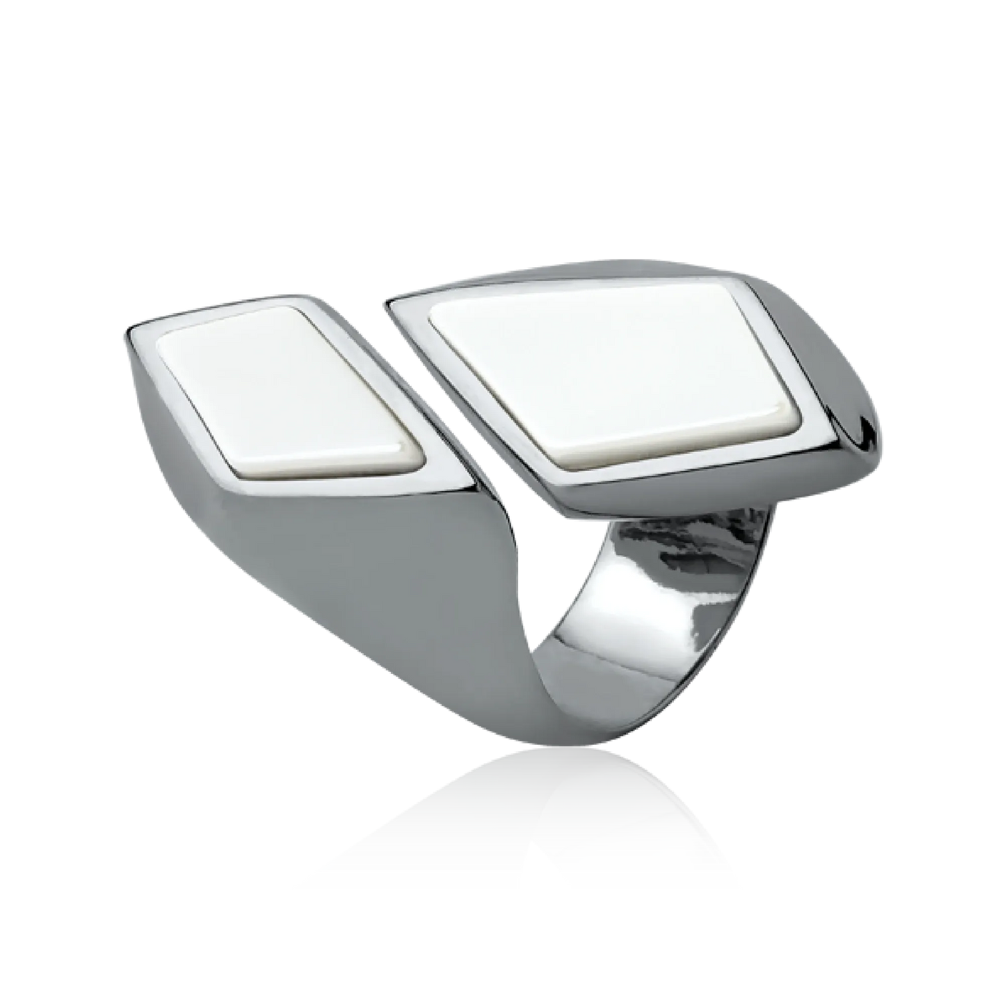 O Anel Jasmim com Porcelana Branca tem um belo Banho de Ródio Negro. Inspirado na flor Jasmim, o anel une a estética geométrica e moderna com o acabamento clean da porcelana. A cor branca clássica é contrastada pelo brilho escuro do Ródio Negro, realçando o design arrojado e a exclusividade da peça.