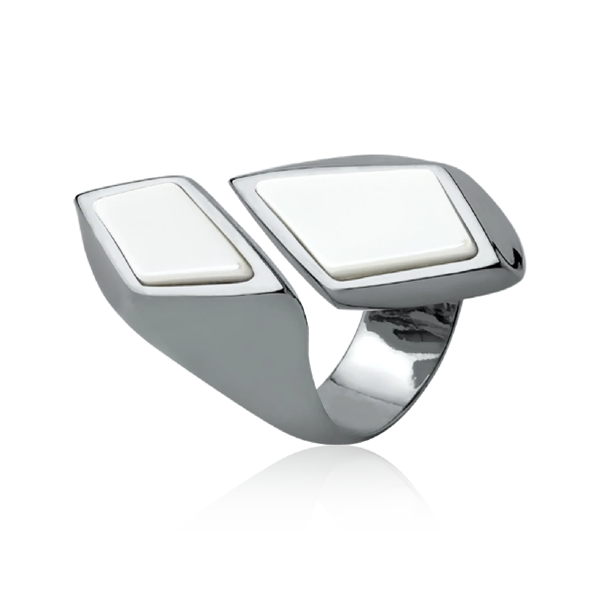 O Anel Jasmim com Porcelana Branca tem um belo Banho de Ródio Negro. Inspirado na flor Jasmim, o anel une a estética geométrica e moderna com o acabamento clean da porcelana. A cor branca clássica é contrastada pelo brilho escuro do Ródio Negro, realçando o design arrojado e a exclusividade da peça.