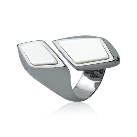 O Anel Jasmim com Porcelana Branca tem um belo Banho de Ródio Negro. Inspirado na flor Jasmim, o anel une a estética geométrica e moderna com o acabamento clean da porcelana. A cor branca clássica é contrastada pelo brilho escuro do Ródio Negro, realçando o design arrojado e a exclusividade da peça.