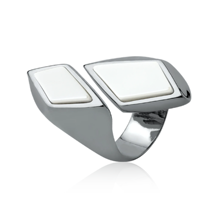 O Anel Jasmim com Porcelana Branca tem um belo Banho de Ródio Negro. Inspirado na flor Jasmim, o anel une a estética geométrica e moderna com o acabamento clean da porcelana. A cor branca clássica é contrastada pelo brilho escuro do Ródio Negro, realçando o design arrojado e a exclusividade da peça.