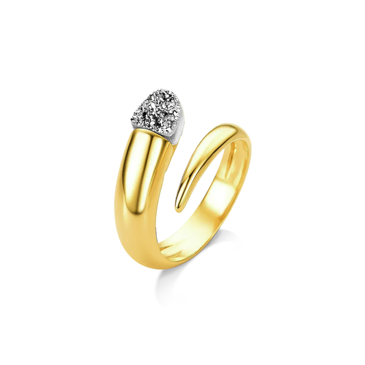 O Anel Momento com Drusa Metalizada em Banho de Ouro 18K é uma joia que combina a textura e o brilho intenso da Drusa com a nobreza do Ouro 18K, resultando em uma peça de sofisticação inigualável.