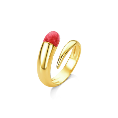 O Anel Momento com Feldspato Vermelho em Banho de Ouro 18K é uma joia de impacto. O tom vibrante e a energia do Feldspato Vermelho Cabochão são enaltecidos pelo Banho de Ouro, ideal para quem busca luxo com atitude.