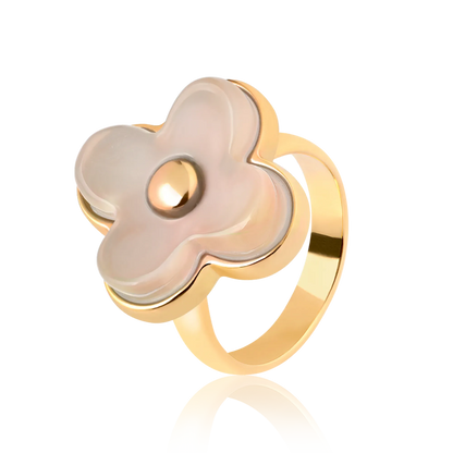 O Anel Radiante faz parte da Coleção Sensação, que traduz a identidade da Aimer Joias em peças mais românticas e divertidas. A coleção é um convite a explorar as emoções e experiências que cada joia transmite.

Este anel de design marcante é em Banho de Ouro 18K e apresenta Ágata Branca, uma pedra de cor pura que reflete a sua essência. A peça ideal para um visual elegante e atemporal.