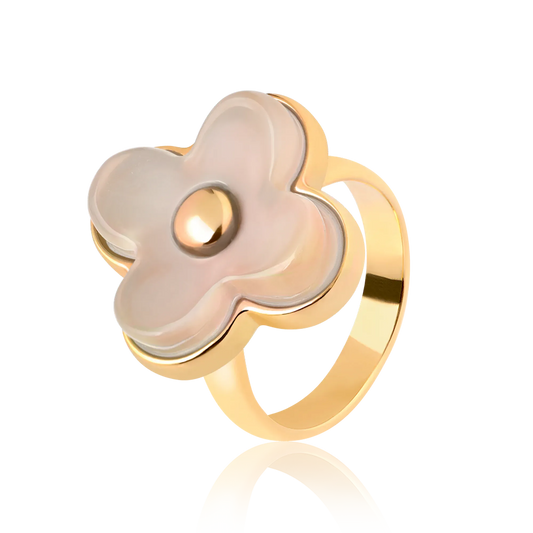 O Anel Radiante faz parte da Coleção Sensação, que traduz a identidade da Aimer Joias em peças mais românticas e divertidas. A coleção é um convite a explorar as emoções e experiências que cada joia transmite.

Este anel de design marcante é em Banho de Ouro 18K e apresenta Ágata Branca, uma pedra de cor pura que reflete a sua essência. A peça ideal para um visual elegante e atemporal.