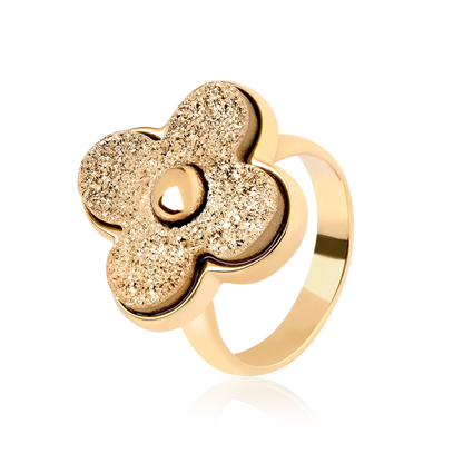 Este anel de design marcante é em Banho de Ouro 18K e apresenta Drusa Ouro, uma peça atemporal que reflete a sua essência e sofisticação.