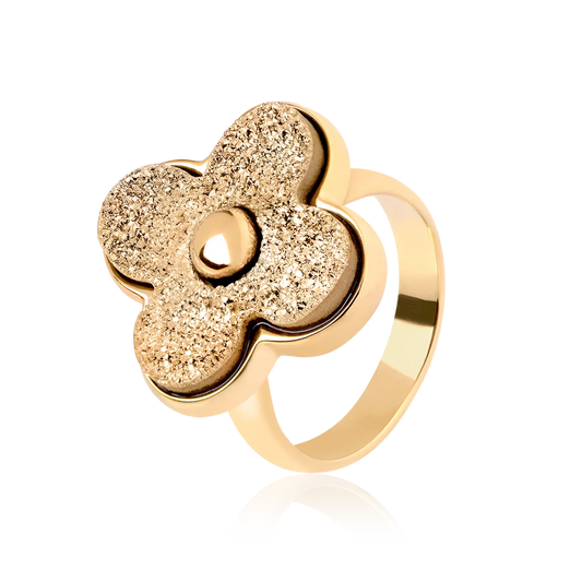 Este anel de design marcante é em Banho de Ouro 18K e apresenta Drusa Ouro, uma peça atemporal que reflete a sua essência e sofisticação.