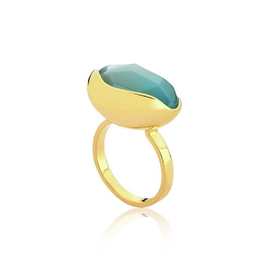 O Anel Renascer com Ágata Azul Céu e Banho de Ouro 18K é uma peça de cor serena e marcante. A lapidação multifacetada da Ágata realça seus tons de azul claro, criando um visual sofisticado e cheio de personalidade que contrasta com o luxo do banho de ouro.