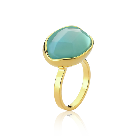 O Anel Renascer com Ágata Azul Céu e Banho de Ouro 18K é uma peça de cor serena e marcante. A lapidação multifacetada da Ágata realça seus tons de azul claro, criando um visual sofisticado e cheio de personalidade que contrasta com o luxo do banho de ouro.