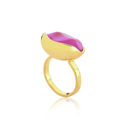 O Anel Renascer com Ágata Rosa Pink Listrada e Banho de Ouro 18K é uma peça vibrante e marcante. A lapidação multifacetada da Ágata realça seus tons de rosa com listras, criando um visual sofisticado e cheio de personalidade que contrasta com o luxo do banho de ouro.