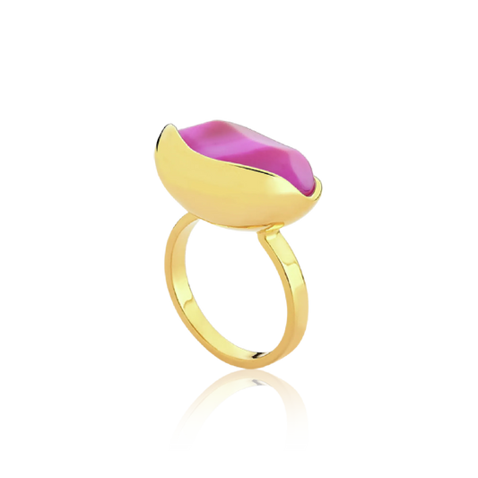 O Anel Renascer com Ágata Rosa Pink Listrada e Banho de Ouro 18K é uma peça vibrante e marcante. A lapidação multifacetada da Ágata realça seus tons de rosa com listras, criando um visual sofisticado e cheio de personalidade que contrasta com o luxo do banho de ouro.
