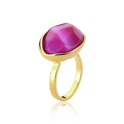O Anel Renascer com Ágata Rosa Pink Listrada e Banho de Ouro 18K é uma peça vibrante e marcante. A lapidação multifacetada da Ágata realça seus tons de rosa com listras, criando um visual sofisticado e cheio de personalidade que contrasta com o luxo do banho de ouro.
