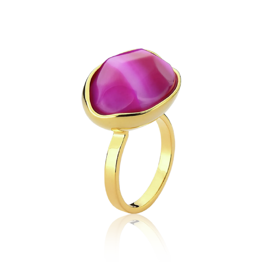 O Anel Renascer com Ágata Rosa Pink Listrada e Banho de Ouro 18K é uma peça vibrante e marcante. A lapidação multifacetada da Ágata realça seus tons de rosa com listras, criando um visual sofisticado e cheio de personalidade que contrasta com o luxo do banho de ouro.