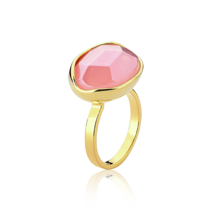 O Anel Renascer com Quartzo Rosa e Banho de Ouro 18K é uma peça delicada e sofisticada. A lapidação multifacetada da pedra realça seu tom rosa suave, criando um visual marcante que contrasta com o luxo do banho de ouro.