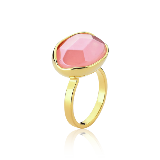 O Anel Renascer com Quartzo Rosa e Banho de Ouro 18K é uma peça delicada e sofisticada. A lapidação multifacetada da pedra realça seu tom rosa suave, criando um visual marcante que contrasta com o luxo do banho de ouro.