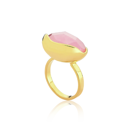 O Anel Renascer com Quartzo Rosa e Banho de Ouro 18K é uma peça delicada e sofisticada. A lapidação multifacetada da pedra realça seu tom rosa suave, criando um visual marcante que contrasta com o luxo do banho de ouro.