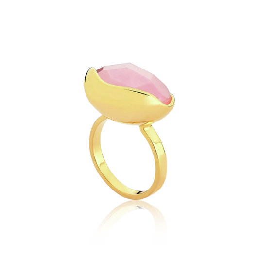 O Anel Renascer com Quartzo Rosa e Banho de Ouro 18K é uma peça delicada e sofisticada. A lapidação multifacetada da pedra realça seu tom rosa suave, criando um visual marcante que contrasta com o luxo do banho de ouro.