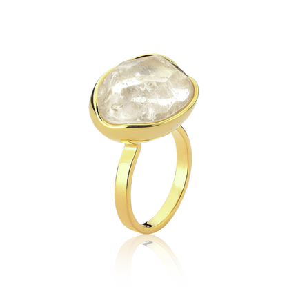 O Anel Renascer com Cristal de Rocha e Banho de Ouro 18K é uma peça clássica e atemporal. A lapidação multifacetada do cristal transparente proporciona um brilho intenso, criando um visual sofisticado que contrasta com o luxo do banho de ouro.