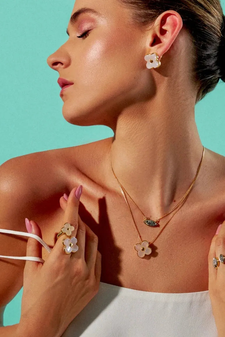 O Anel Sensação é a peça que expressa toda a identidade da Aimer Joias em um design ousado e impactante. Esta joia traduz um jardim de sentimentos e experiências, capturando as emoções que você deseja transmitir.