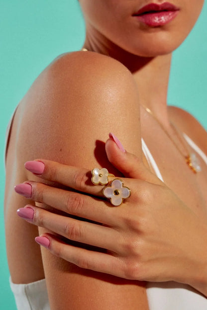 O Anel Sensação é a peça que expressa toda a identidade da Aimer Joias em um design ousado e impactante. Esta joia traduz um jardim de sentimentos e experiências, capturando as emoções que você deseja transmitir.