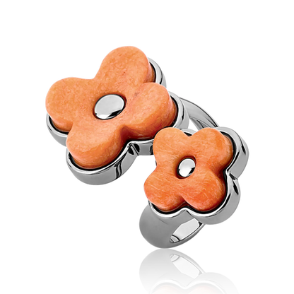 Este anel de design marcante é em Banho de Ródio Negro e apresenta Feldspato Laranja, uma pedra natural de tonalidade quente. O contraste da cor vibrante da pedra com o banho escuro cria um visual moderno, sofisticado e de grande presença.