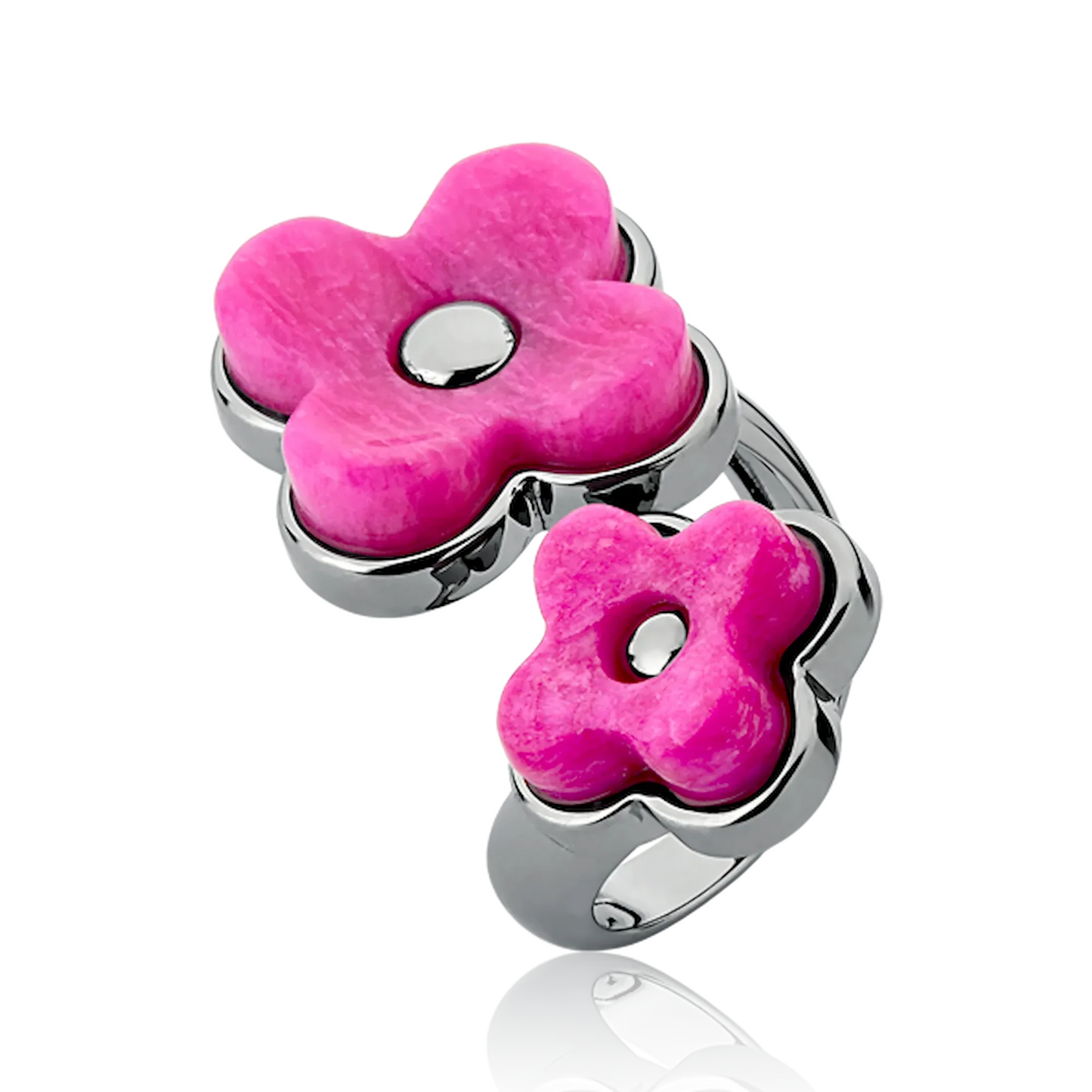 Este anel de design marcante é em Banho de Ródio Negro e apresenta Feldspato Rosa Pink, uma pedra natural de tonalidade vibrante. O contraste da cor Pink com o banho escuro cria um visual moderno, sofisticado e de grande presença.