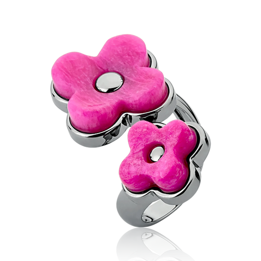 Este anel de design marcante é em Banho de Ródio Negro e apresenta Feldspato Rosa Pink, uma pedra natural de tonalidade vibrante. O contraste da cor Pink com o banho escuro cria um visual moderno, sofisticado e de grande presença.