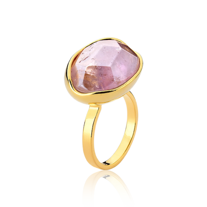 Da Coleção Renascer, o Anel Renascer Ametista traduz o final do processo de autoconhecimento e o renascimento.