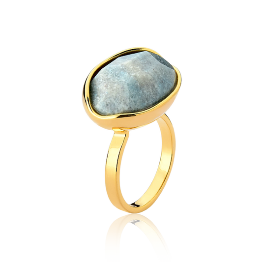 Da Coleção Renascer, o Anel Renascer Quartzo Trolita traduz o final do processo de autoconhecimento e o renascimento. 