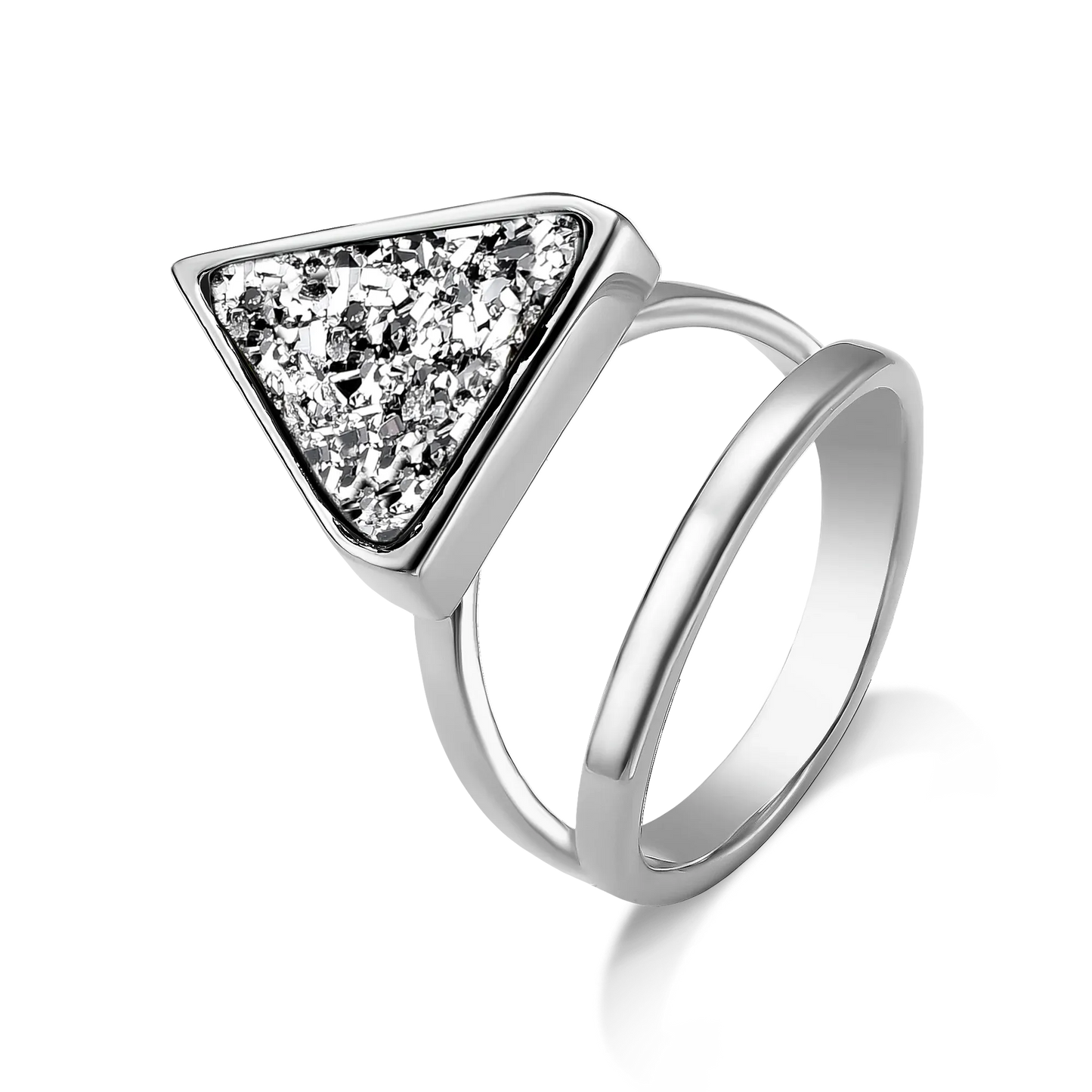 O Anel Dynamís com Drusa Platina tem um belo Banho de Ródio Negro. A Drusa Platina, com seu brilho metálico e intenso, contrasta perfeitamente com o acabamento escuro do ródio, destacando a lapidação única da Drusa e o design geométrico e moderno do anel.