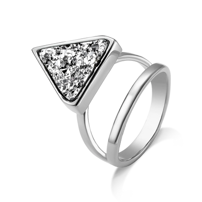 O Anel Dynamís com Drusa Platina tem um belo Banho de Ródio Negro. A Drusa Platina, com seu brilho metálico e intenso, contrasta perfeitamente com o acabamento escuro do ródio, destacando a lapidação única da Drusa e o design geométrico e moderno do anel.