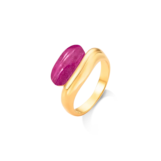 Conecte-se com o presente usando o Anel Sentir, uma semijoia banhada a ouro 18k e pedras naturais. Encontre sua energia e equilíbrio.