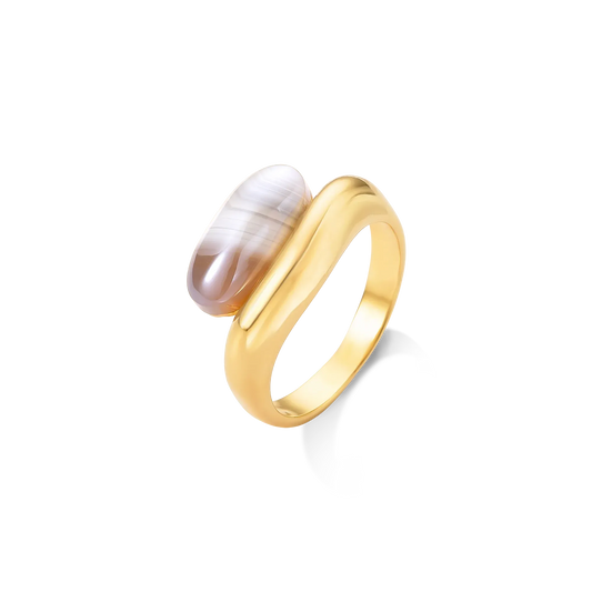 Da Coleção Equilíbrio, o Anel Sentir é uma peça que convida à conexão com o momento presente.