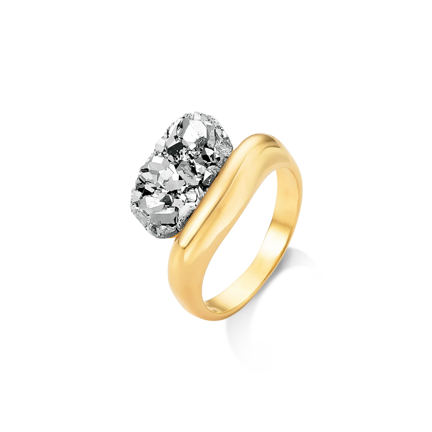 Use o Anel Sentir Drusa Platina em Banho de Ouro 18K para iluminar, energizar e adicionar um toque de sofisticação ao seu dia.