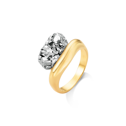 Use o Anel Sentir Drusa Platina em Banho de Ouro 18K para iluminar, energizar e adicionar um toque de sofisticação ao seu dia.