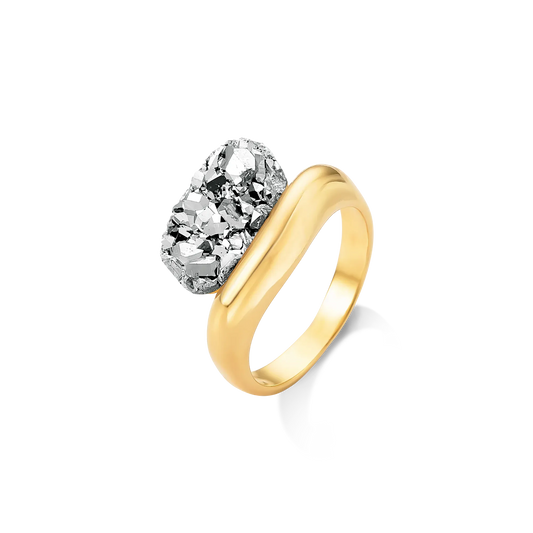 Use o Anel Sentir Drusa Platina em Banho de Ouro 18K para iluminar, energizar e adicionar um toque de sofisticação ao seu dia.