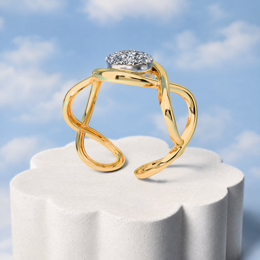 Bracelete Supernova - Drusa Metalizada: sobre pedestal de gesso em forma de nuvem, fundo de céu azul-claro. Semijoia banhada a ouro 18k, coleção Supernova, Aimer Joias