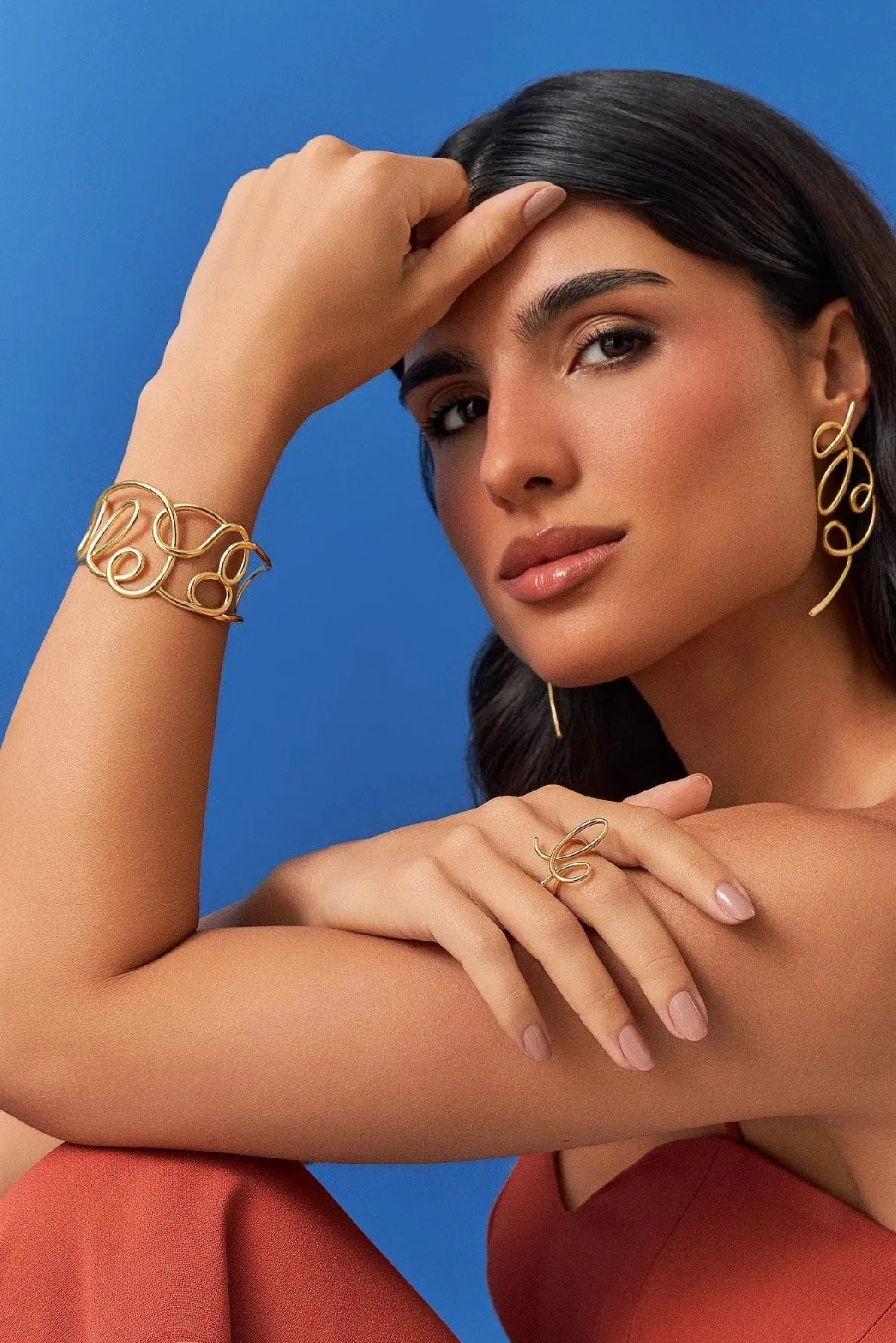 O Bracelete Traços em Banho de Ouro 18K é rígido e de aro aberto, trazendo o mesmo design de linhas livres do brinco, como um desenho contínuo que abraça o pulso. É um lembrete de que o belo não nasce do controle absoluto, mas do gesto que ousa sair do traço e encontra uma nova forma de ser. Peça expressiva e moderna, que incorpora movimento e fluidez.