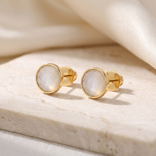 Par de brincos Classic Ágata Branca banhados a ouro 18k sobre travertino | Aimer Joias