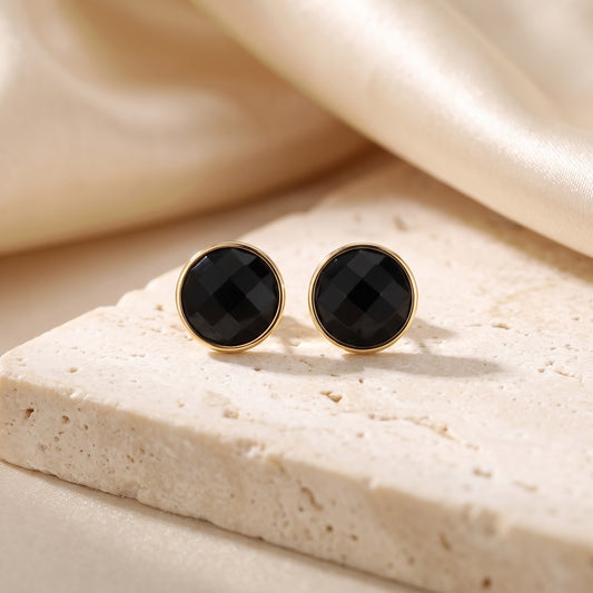 Par de brincos Classic Obsidiana Negra banhados a ouro 18k sobre travertino | Aimer Joias