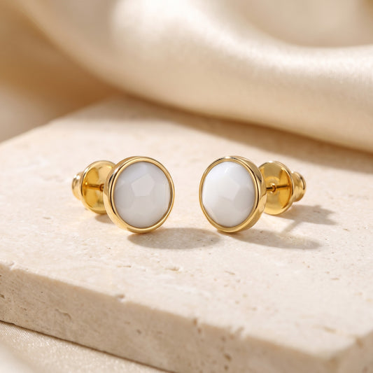 Par de brincos Classic Porcelana banhados a ouro 18k sobre travertino | Aimer Joias