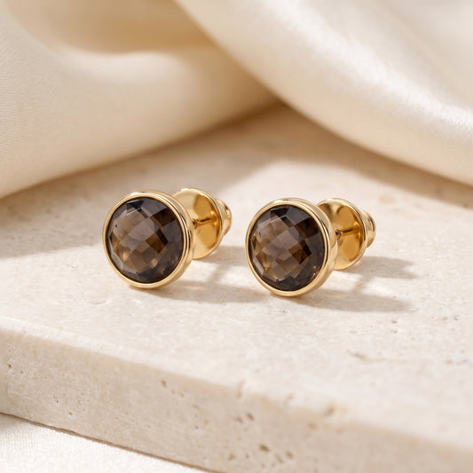 Par de brincos Classic Quartzo Fumê banhados a ouro 18k sobre travertino | Aimer Joias