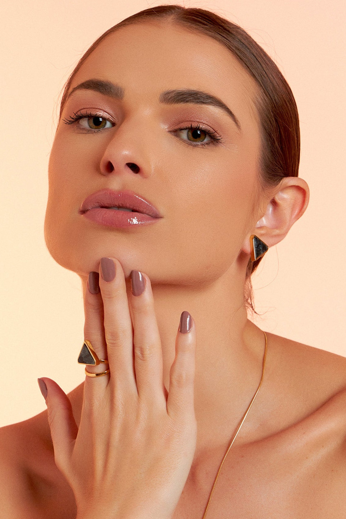 Use o Brinco Dynamís com Labradorita em Banho de Ouro 18K para elevar sua consciência.