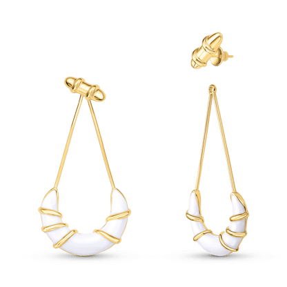 O Brinco Entrelaço com Esmaltação Branca é uma peça alongada e sofisticada da Coleção Macramê. O design fluido e dinâmico, característico da linha, apresenta um fio de metal banhado a Ouro 18K que se projeta sobre a superfície esmaltada, criando um contraste elegante com o dourado. Com 7 cm de altura, este brinco *statement* é ideal para alongar e dar destaque ao look com refinamento.